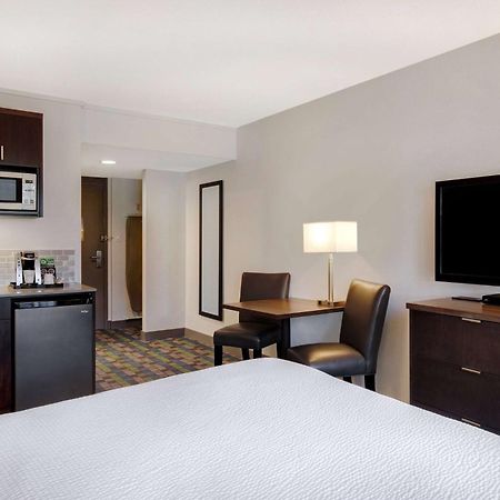 Days Inn By Wyndham Victoria Airport Сидни Екстериор снимка