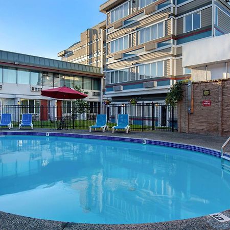 Days Inn By Wyndham Victoria Airport Сидни Екстериор снимка