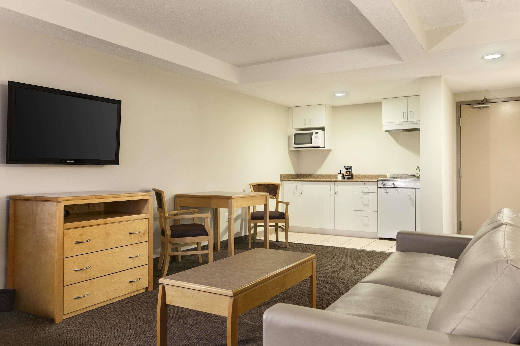 Days Inn By Wyndham Victoria Airport Сидни Екстериор снимка