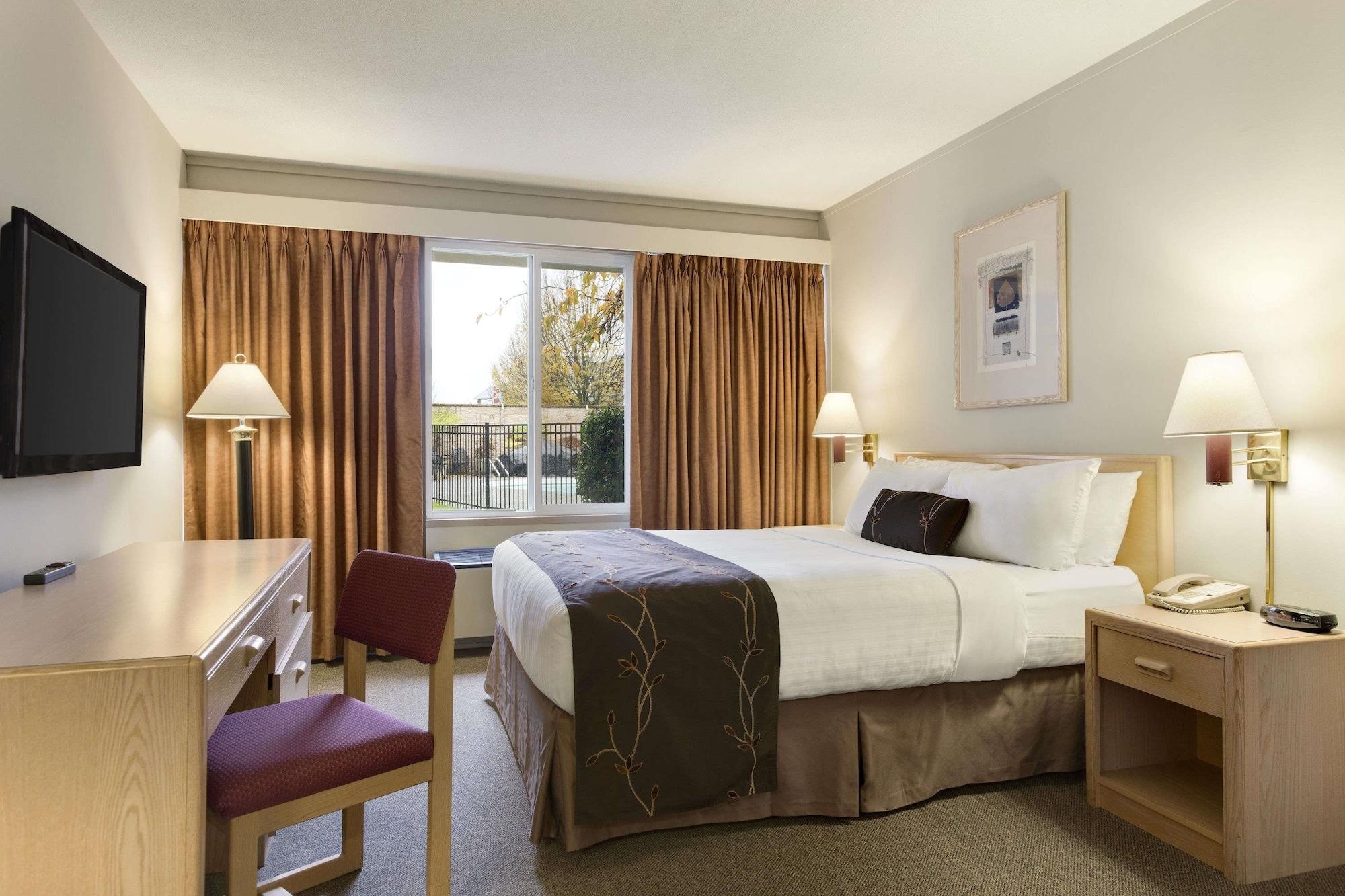 Days Inn By Wyndham Victoria Airport Сидни Екстериор снимка