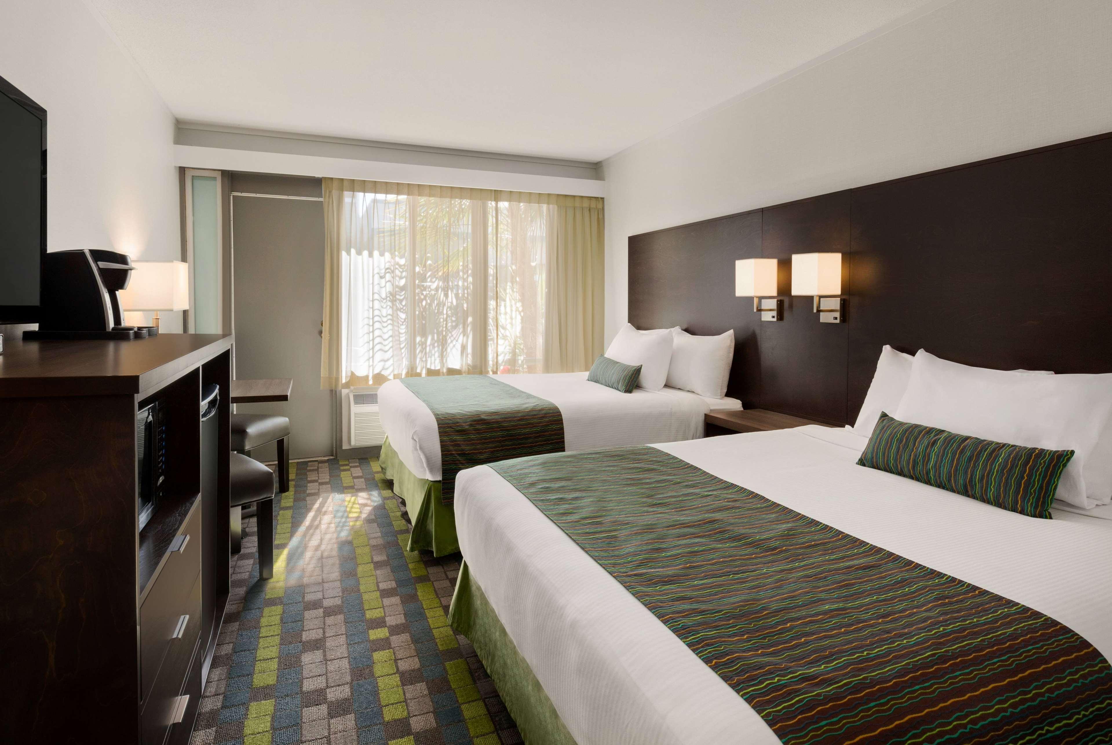 Days Inn By Wyndham Victoria Airport Сидни Екстериор снимка