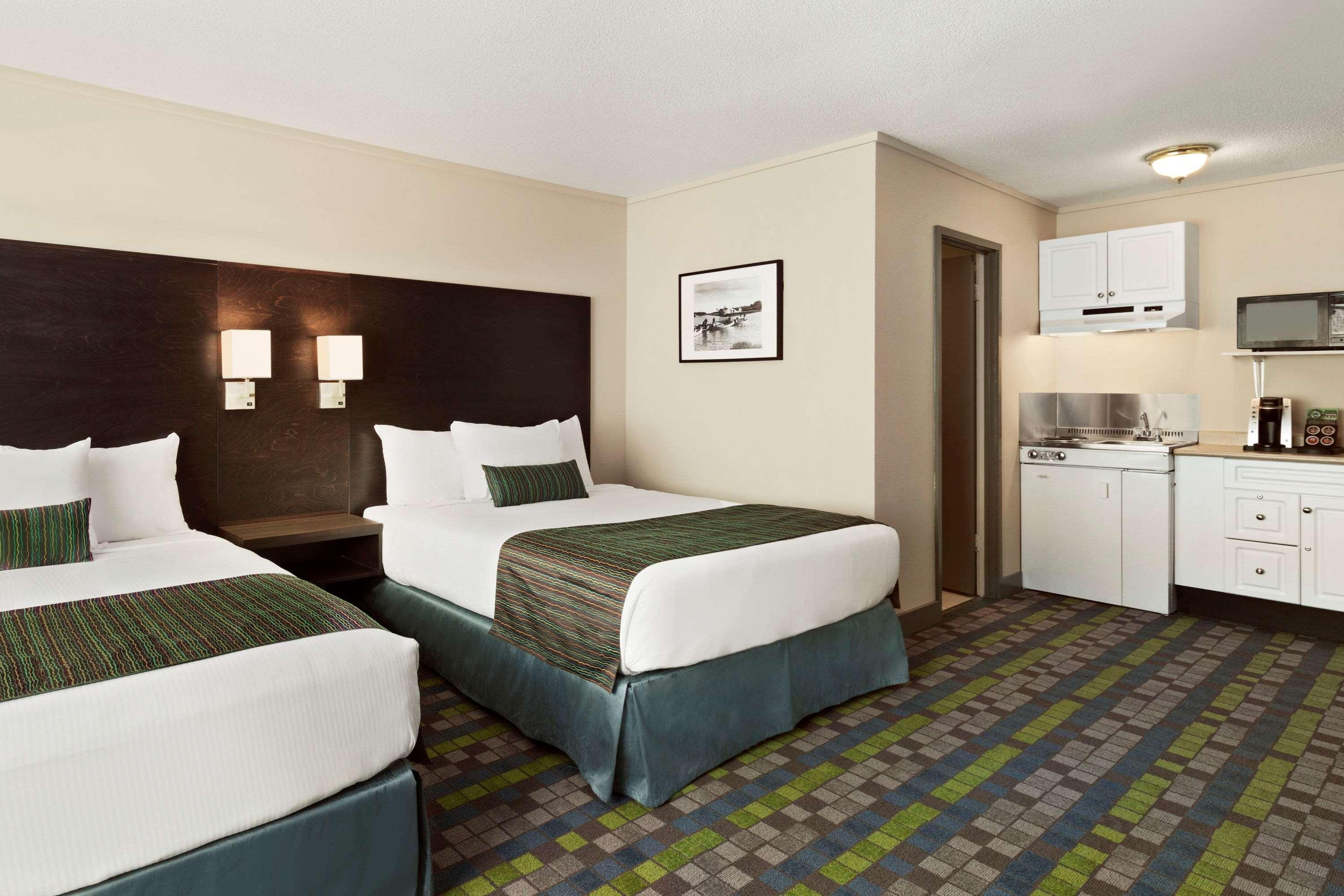 Days Inn By Wyndham Victoria Airport Сидни Екстериор снимка