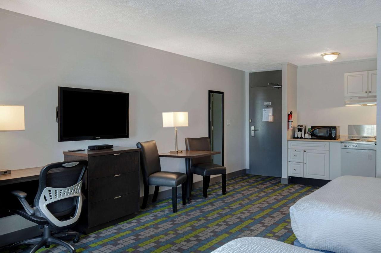 Days Inn By Wyndham Victoria Airport Сидни Екстериор снимка