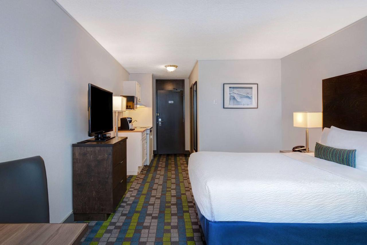 Days Inn By Wyndham Victoria Airport Сидни Екстериор снимка