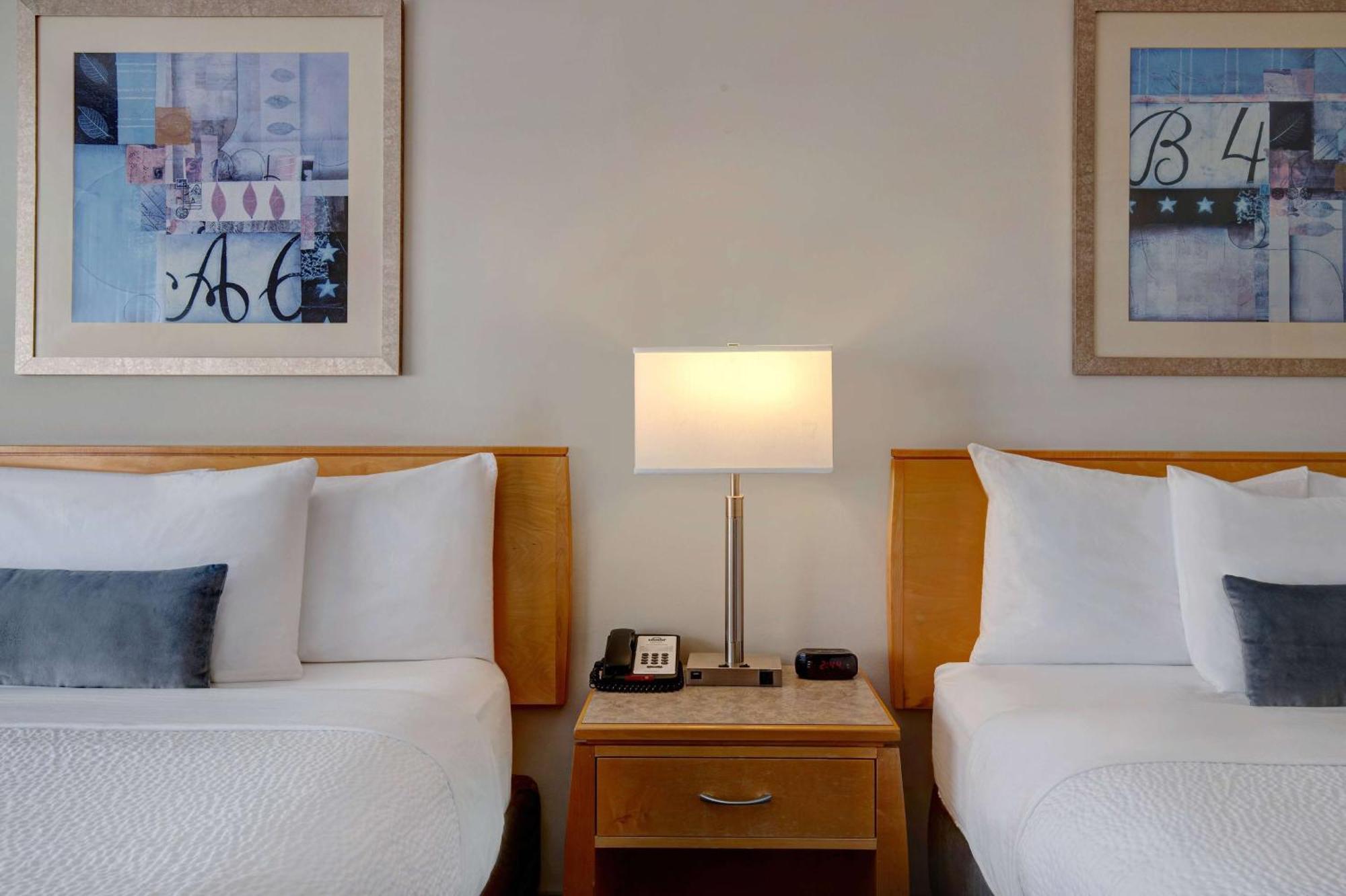 Days Inn By Wyndham Victoria Airport Сидни Екстериор снимка