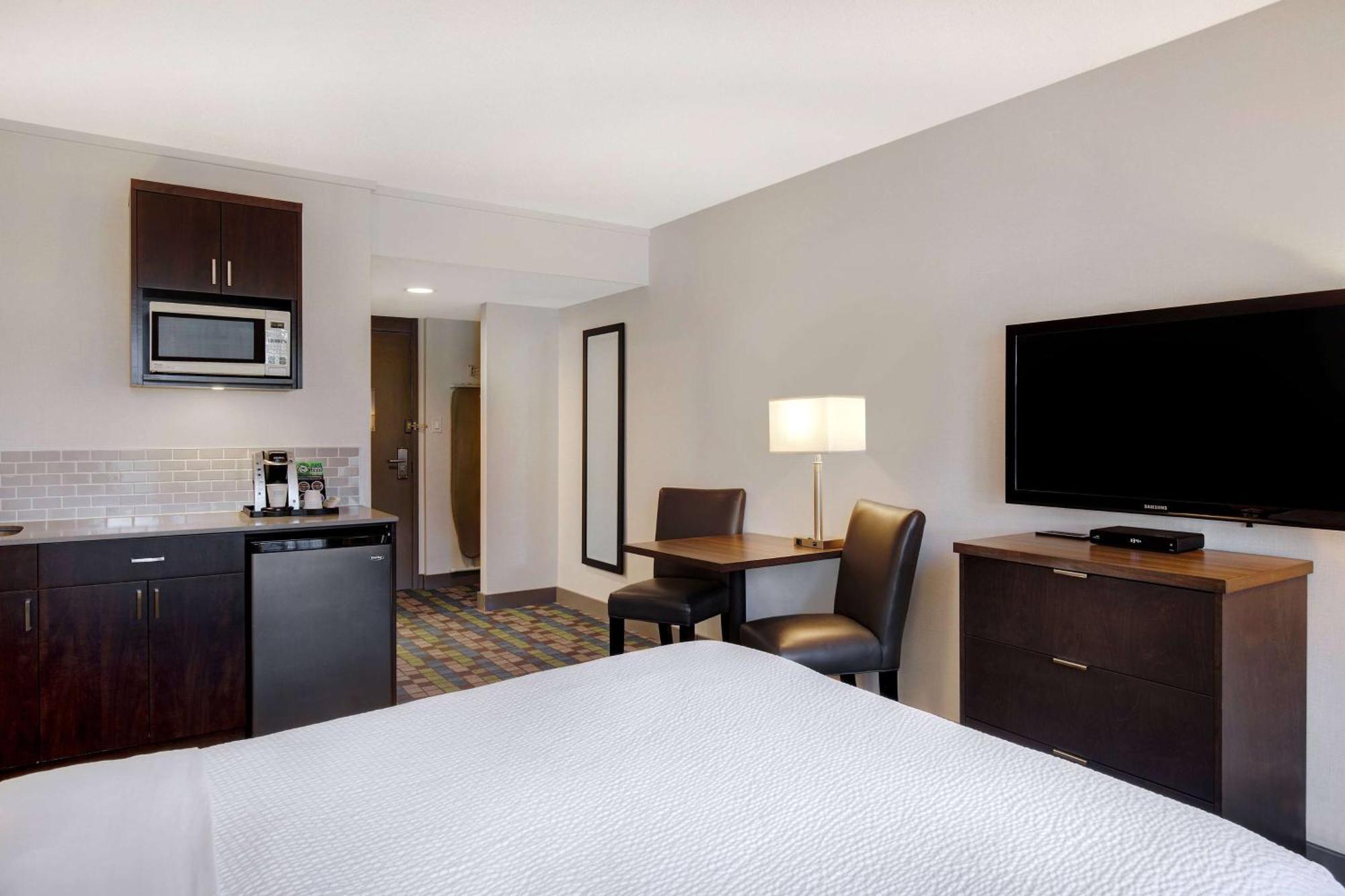 Days Inn By Wyndham Victoria Airport Сидни Екстериор снимка