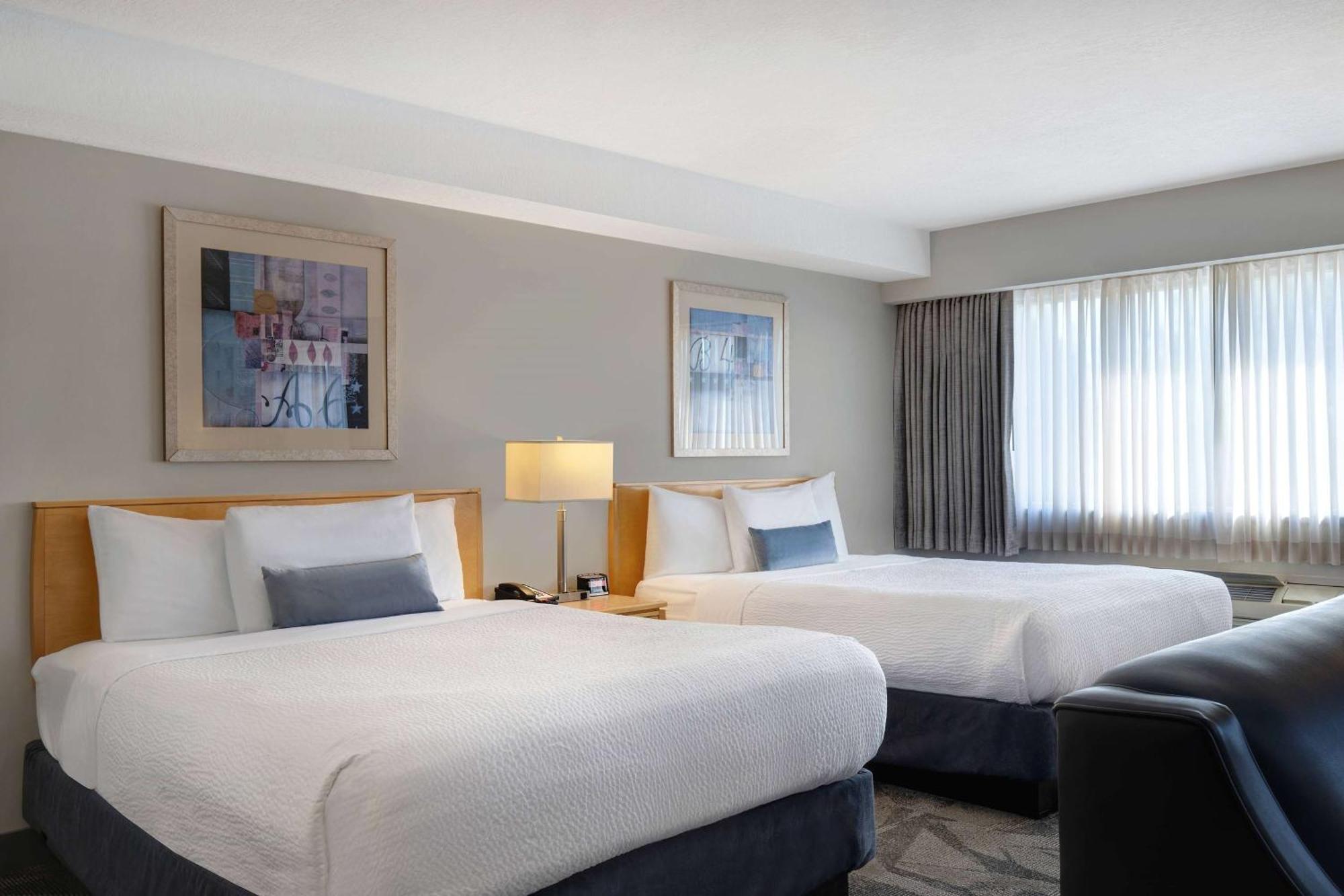 Days Inn By Wyndham Victoria Airport Сидни Екстериор снимка