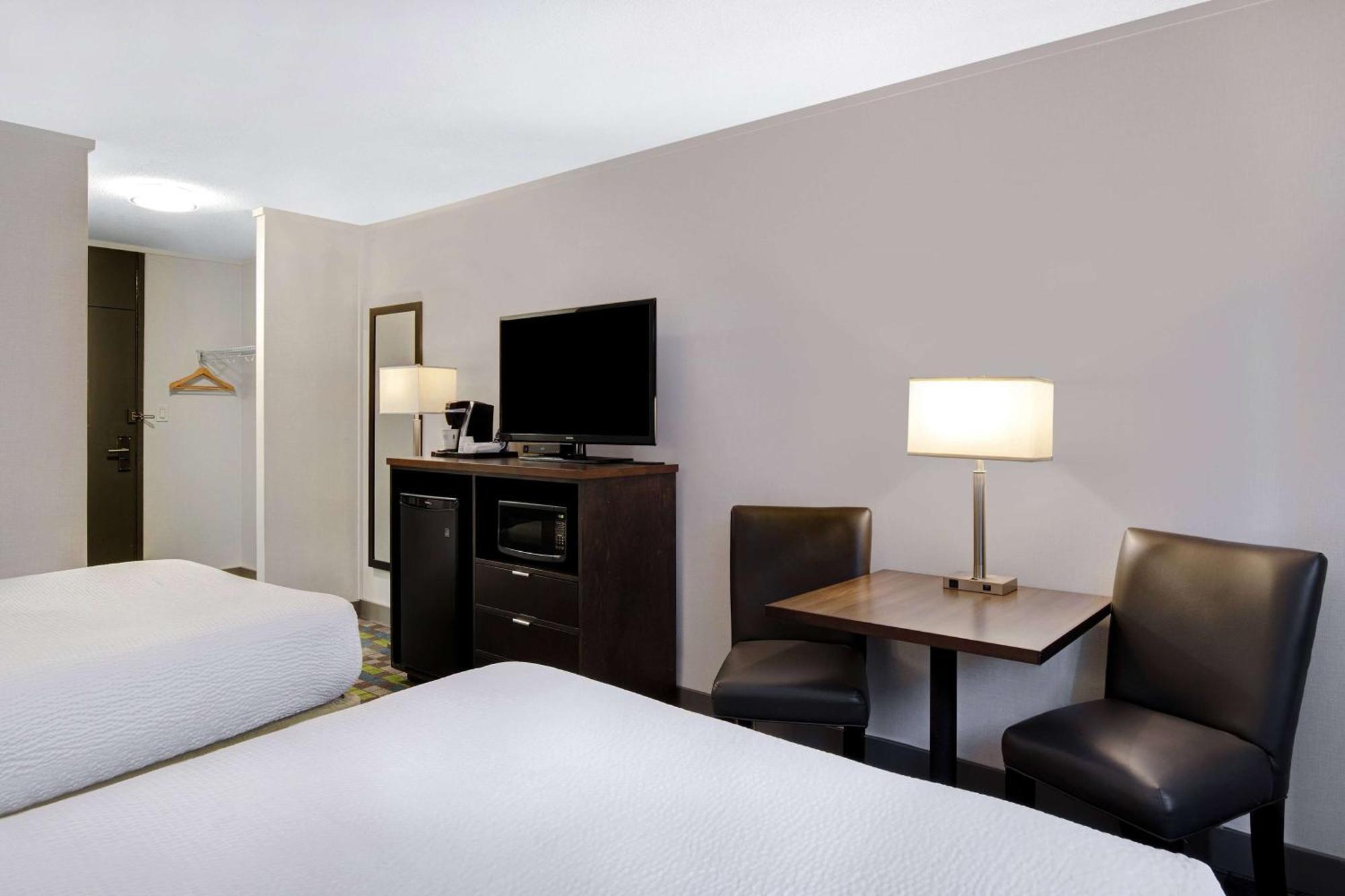 Days Inn By Wyndham Victoria Airport Сидни Екстериор снимка