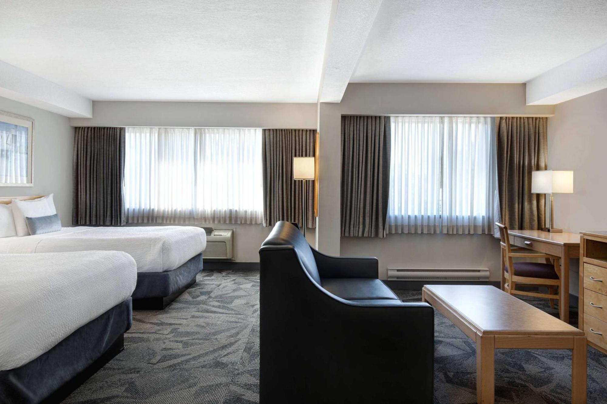 Days Inn By Wyndham Victoria Airport Сидни Екстериор снимка