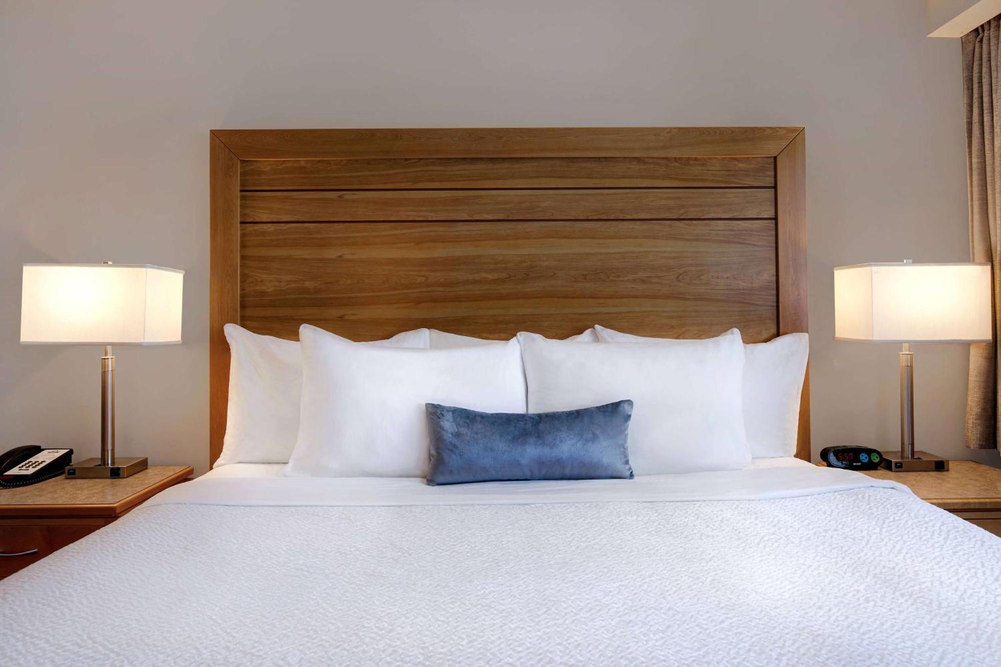 Days Inn By Wyndham Victoria Airport Сидни Екстериор снимка