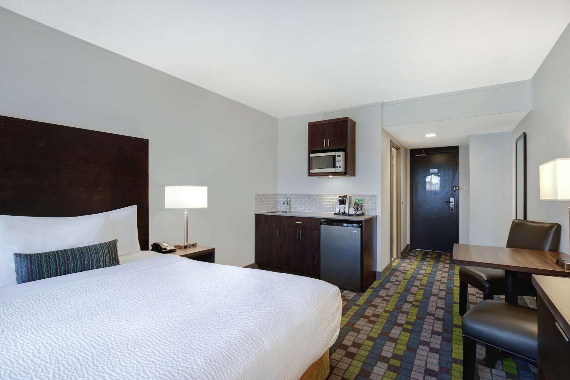 Days Inn By Wyndham Victoria Airport Сидни Екстериор снимка