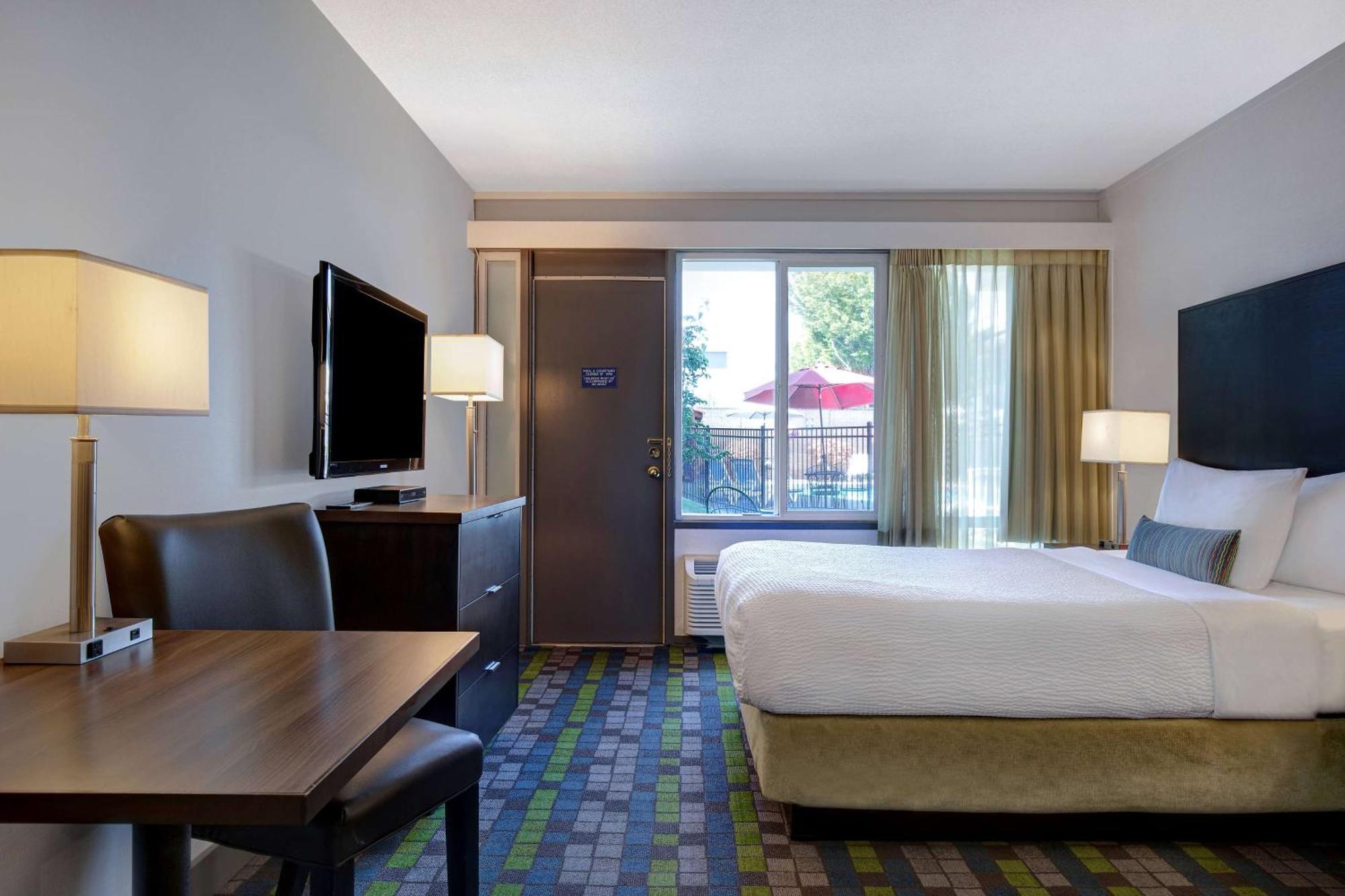 Days Inn By Wyndham Victoria Airport Сидни Екстериор снимка