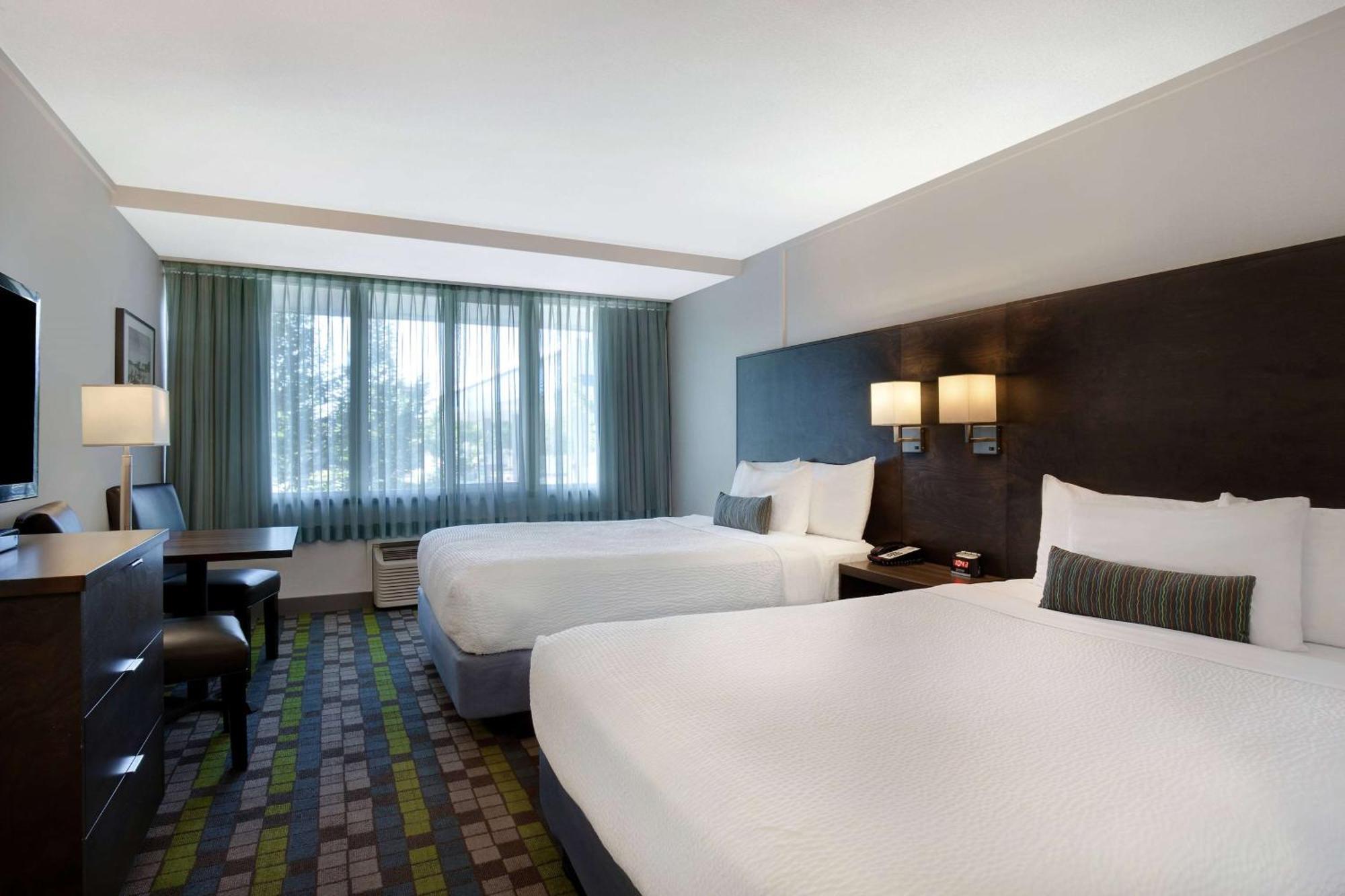 Days Inn By Wyndham Victoria Airport Сидни Екстериор снимка