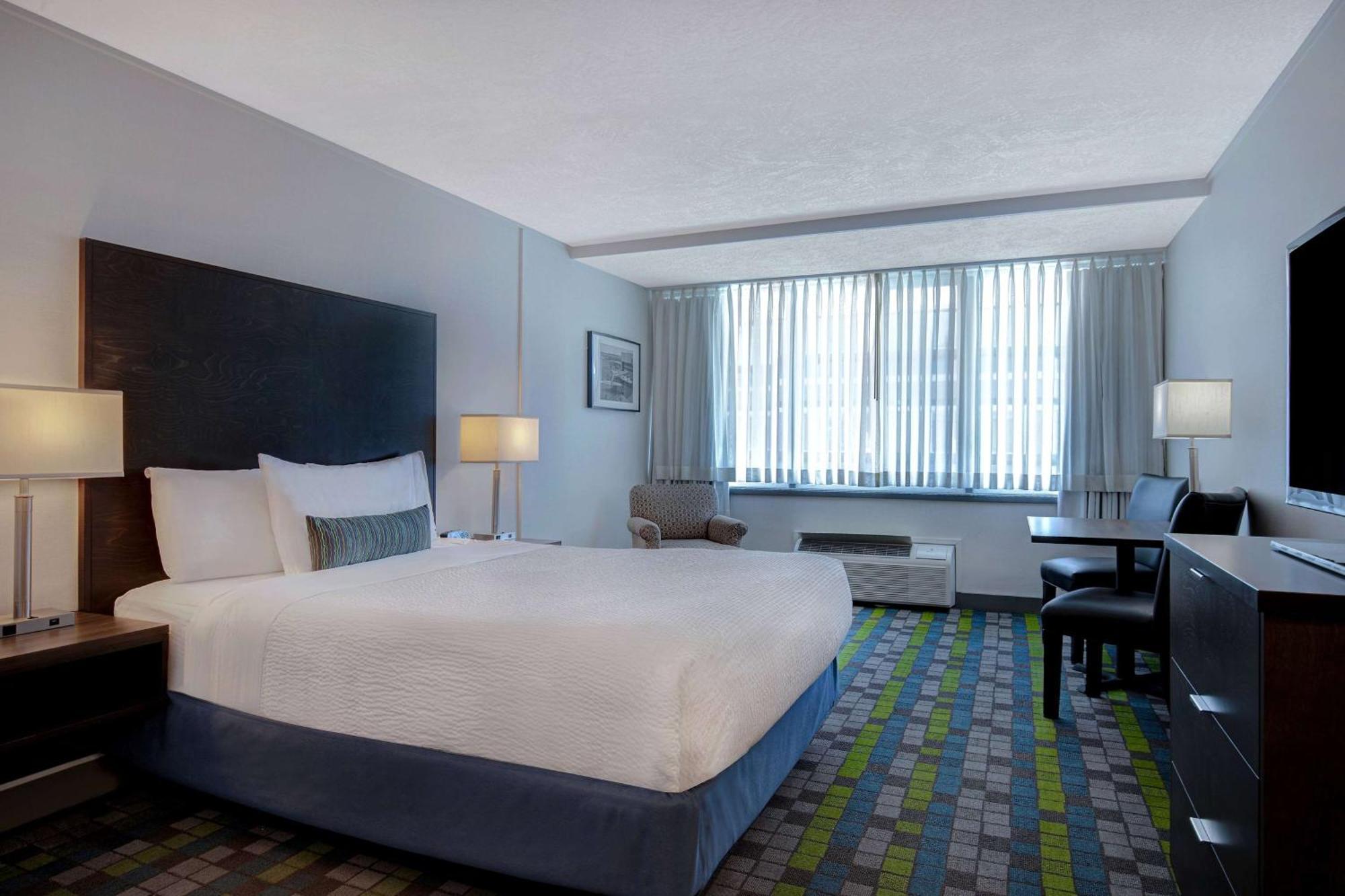 Days Inn By Wyndham Victoria Airport Сидни Екстериор снимка
