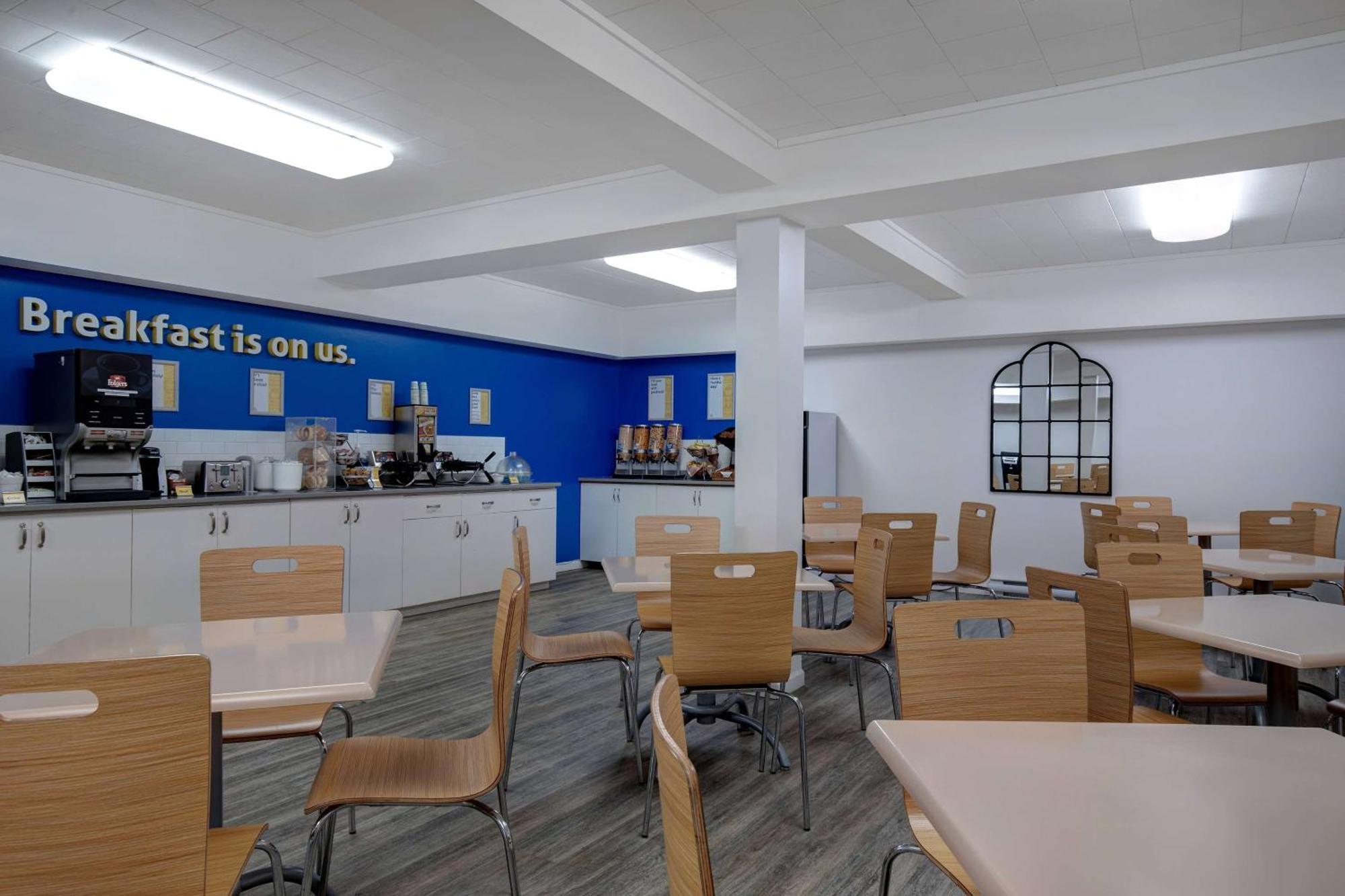 Days Inn By Wyndham Victoria Airport Сидни Екстериор снимка