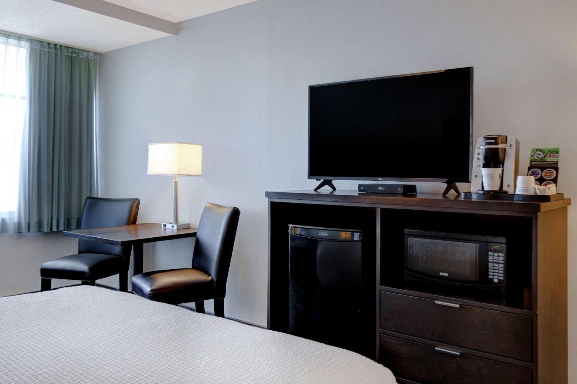 Days Inn By Wyndham Victoria Airport Сидни Екстериор снимка
