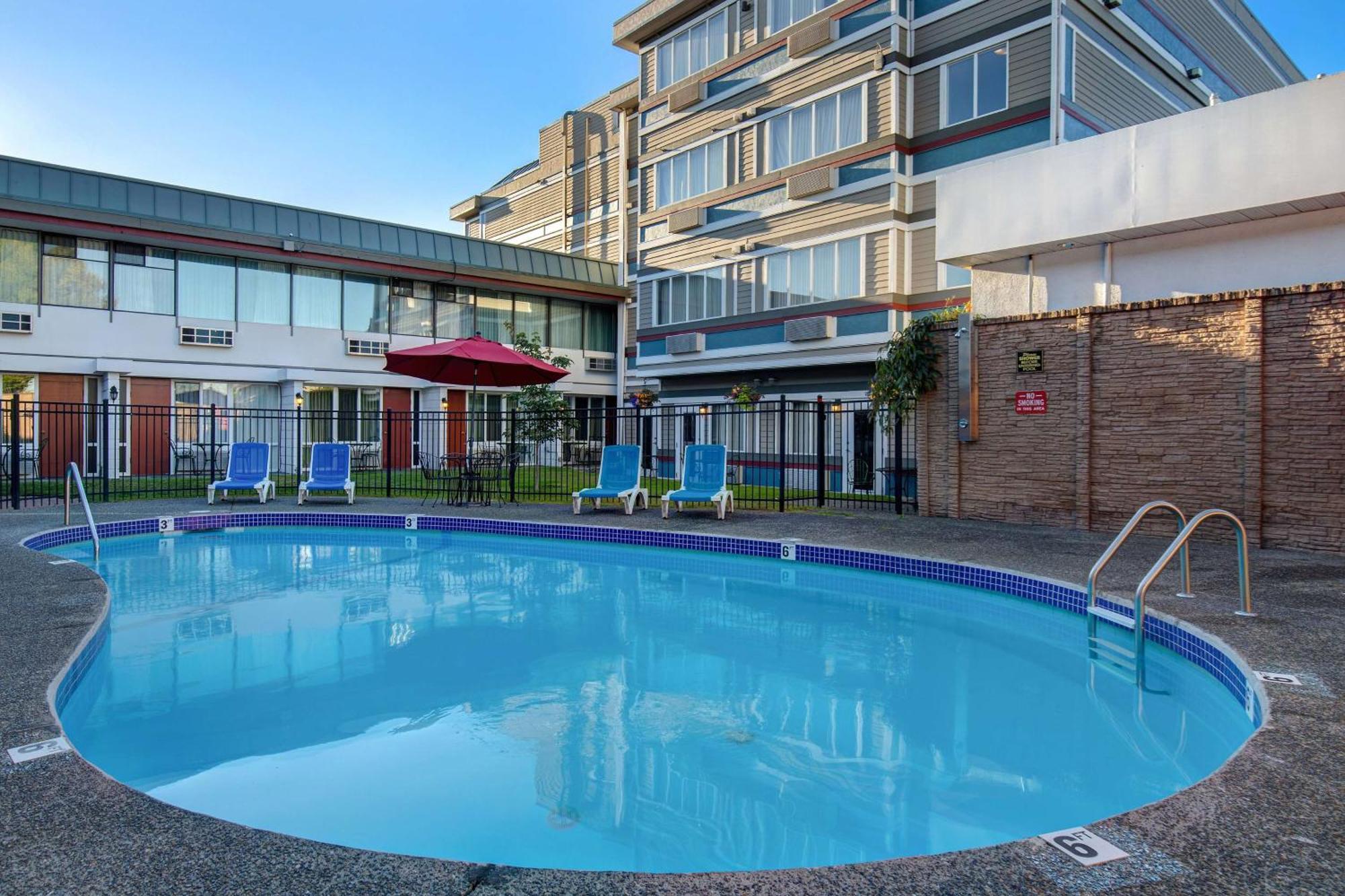 Days Inn By Wyndham Victoria Airport Сидни Екстериор снимка