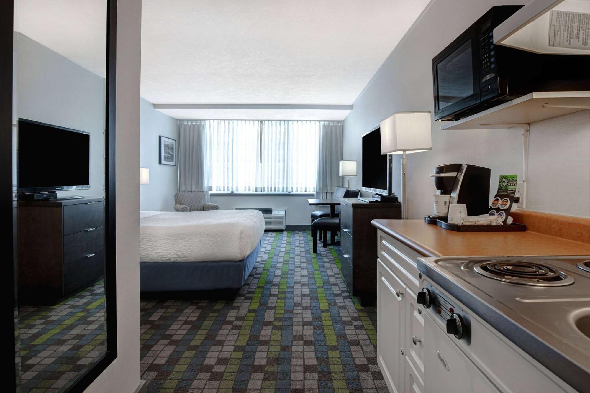 Days Inn By Wyndham Victoria Airport Сидни Екстериор снимка