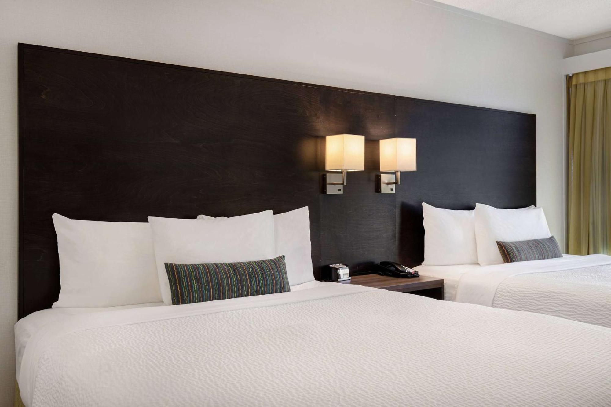 Days Inn By Wyndham Victoria Airport Сидни Екстериор снимка