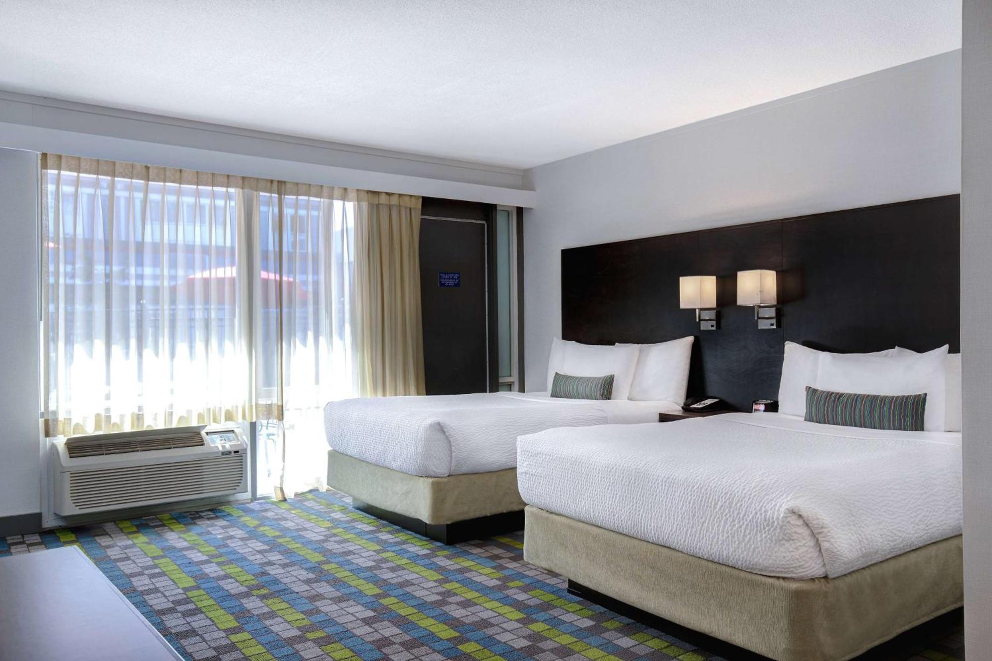 Days Inn By Wyndham Victoria Airport Сидни Екстериор снимка