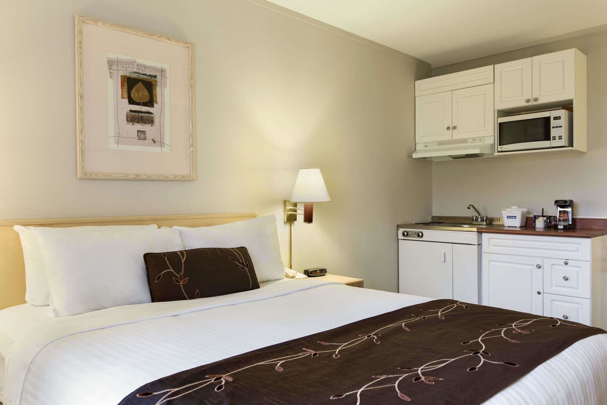 Days Inn By Wyndham Victoria Airport Сидни Екстериор снимка